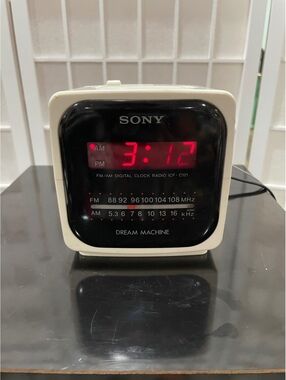 Sony Dream Machine FM/AM Digital Clock Radio ICF-C121 Vintage White